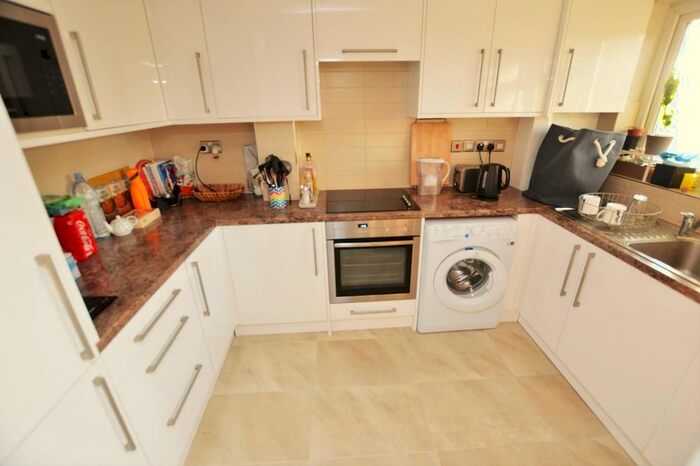 2 Bedroom Maisonette To Rent In Turnpike Link, Park Hill, Croydon, Surrey, CR0