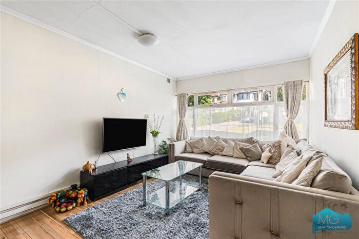 2 Bedroom Apartment For Sale In Nether Street, London, N3