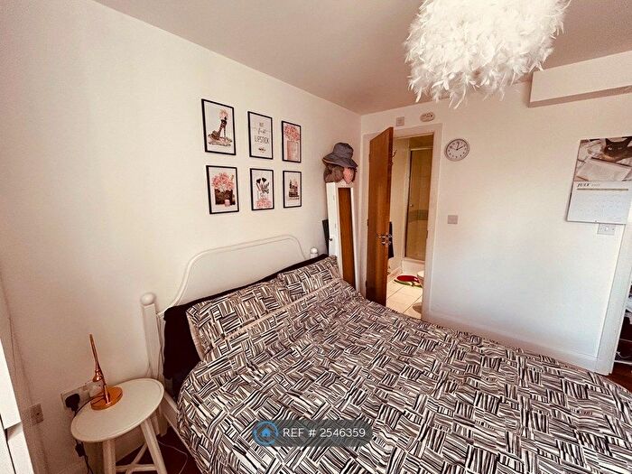 2 Bedroom Flat To Rent In Cranbourne Court, London, N2