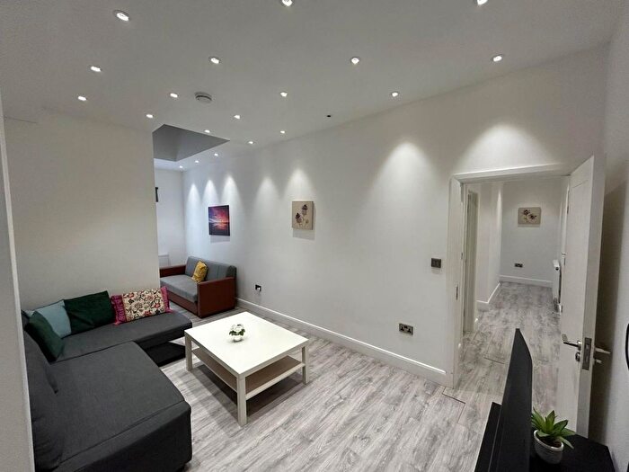 3 Bedroom Flat To Rent In Harrow Road, London, W9