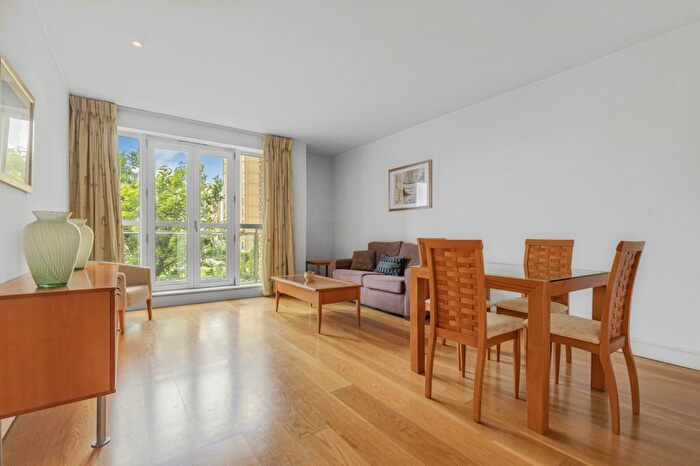 1 Bedroom Flat For Sale In Hanover House, Westferry Circus, E14