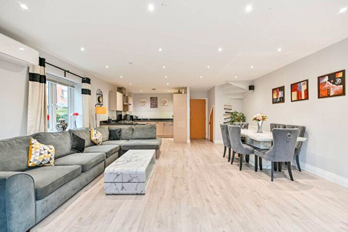 6 Bedroom Detached House For Sale In Denton Way, Langley, Slough, SL3