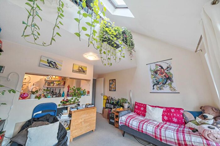 2 Bedroom Flat For Sale In Grovelands Close, Camberwell, London, SE5