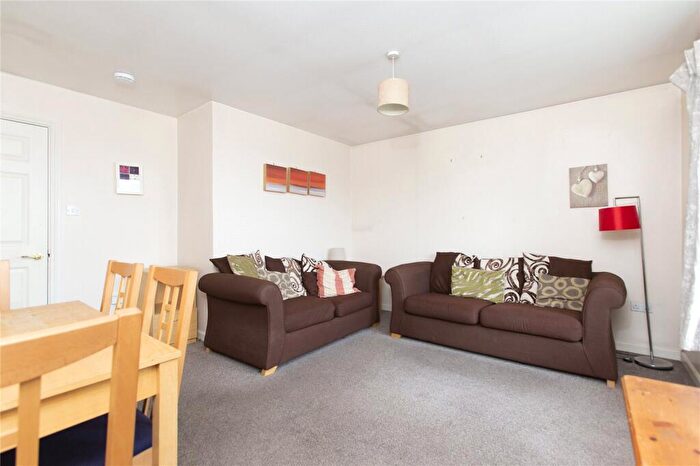 3 Bedroom Flat To Rent In Dryden Gait, Edinburgh, EH7