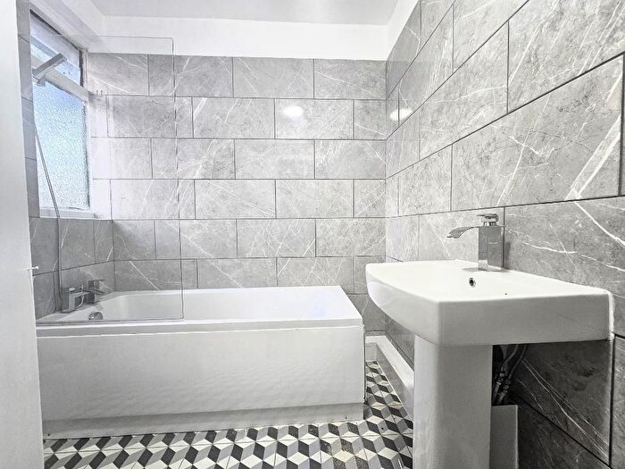 1 Bedroom Studio To Rent In North Street, Romford, London, RM5