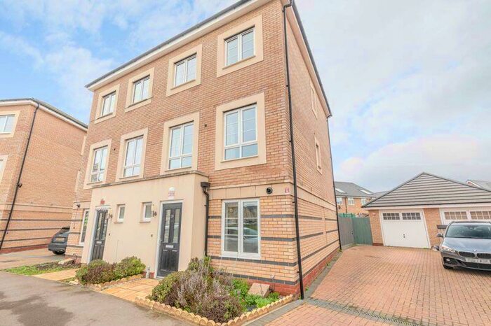 4 Bedroom Semi-Detached House To Rent In Kings Reach, Langley, SL3