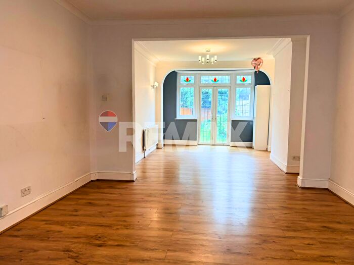 4 Bedroom End Of Terrace House To Rent In Hastings Avenue, Ilford, IG6