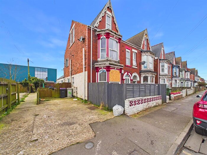 6 Bedroom Semi Detached House For Sale In Waterloo Road, Mablethorpe, LN12