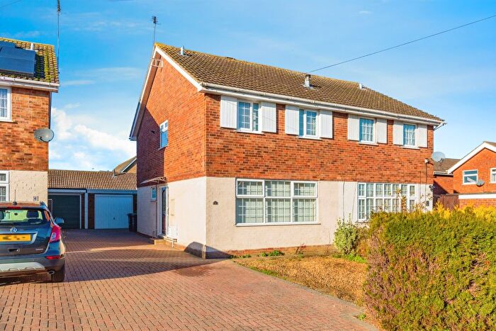 3 Bedroom Semi-Detached House For Sale In Dingle Road, Rushden, NN10