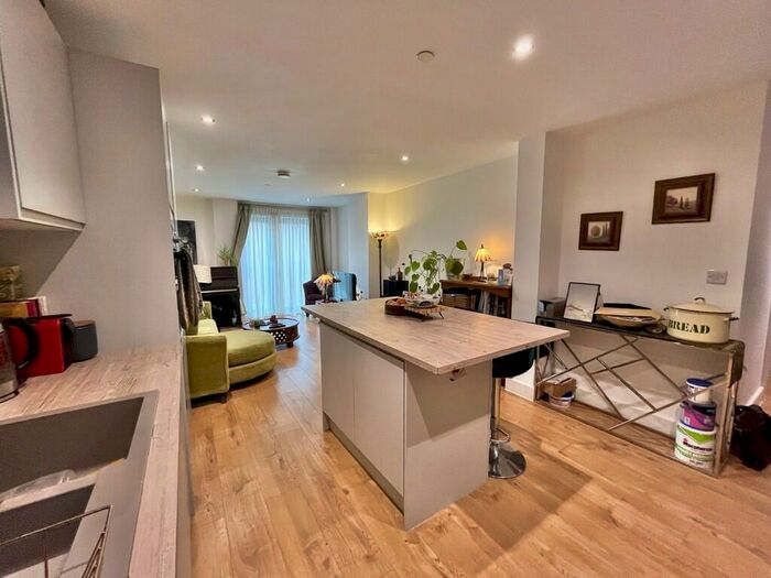 2 Bedroom Apartment To Rent In Leyland House, LS9