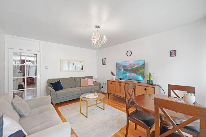 3 Bedroom Maisonette For Sale In Thessaly Road, Wandsworth, London, SW8