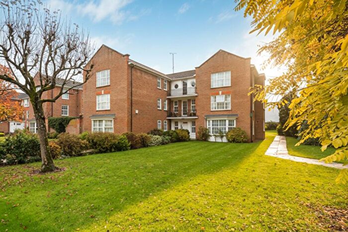 2 Bedroom Apartment For Sale In Phyllis Court Drive, Henley-On-Thames, RG9