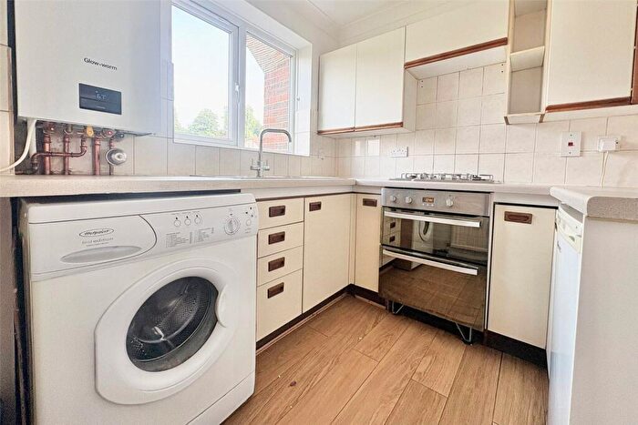 2 Bedroom Flat For Sale In Cherry Tree Close, Farnham, Surrey, GU9