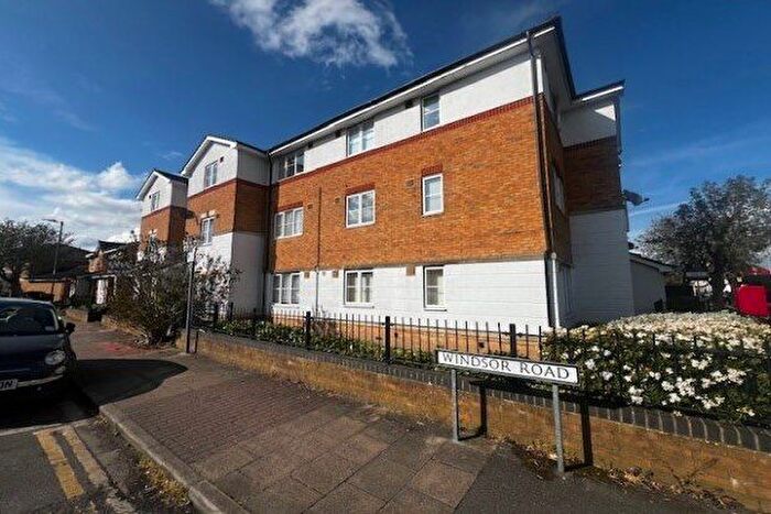 2 Bedroom Flat To Rent In Windsor Road, Gillingham, ME7