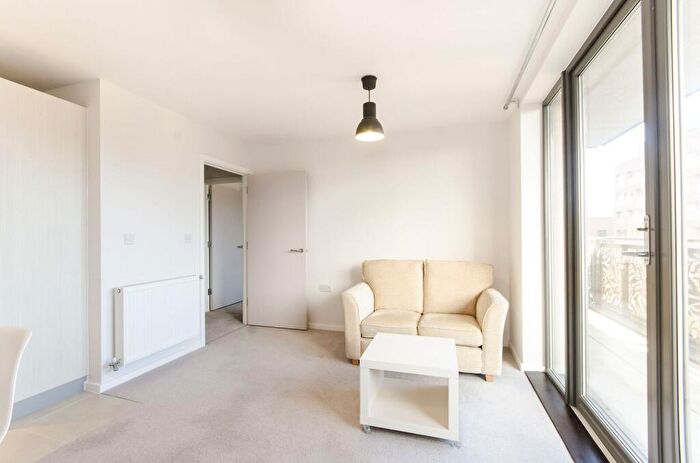 1 Bedroom Flat To Rent In Hastings Road, Canning Town, London, E16