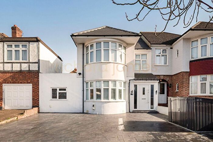 4 Bedroom Semi Detached House For Sale In Fernside Avenue, Mill Hill, NW7