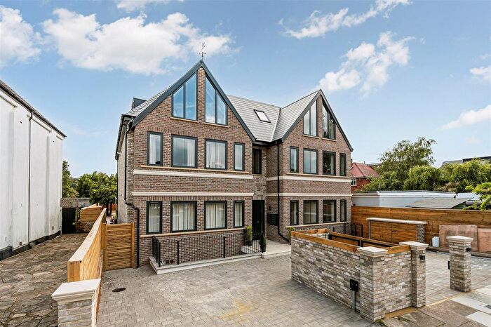 2 Bedroom Flat For Sale In Creswick Road, Acton, W3