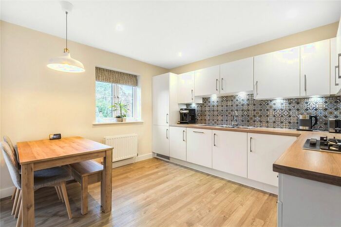 2 Bedroom Flat To Rent In Soames Place, Wokingham, Berkshire, RG40