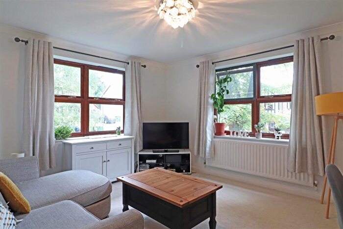 2 Bedroom Flat For Sale In Alpine Road, Redhill, RH1