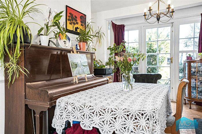 3 Bedroom Terraced House For Sale In Osidge Lane, London, N14