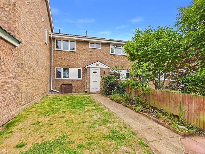 3 Bedroom Terraced House For Sale In Melrose Walk, Elm Farm, Aylesbury, HP21