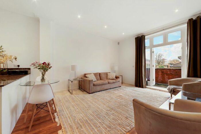 2 Bedroom Flat To Rent In Putney Hill, London, SW15