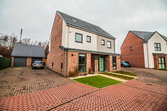 3 Bedroom Town House To Rent In Whitworth Park Drive, Elba Park, Houghton Le Spring, DH4