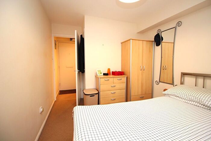 1 Bedroom Flat To Rent In Percy Gardens, Worcester Park, KT4