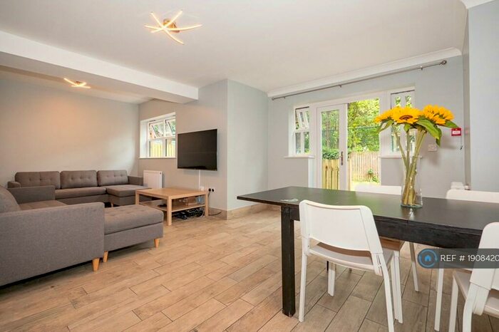 9 Bedroom Semi-Detached House To Rent In Schuster Rd, Manchester, M14