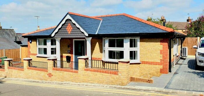 2 Bedroom Detached House To Rent In Firbank Drive, Watford, WD19