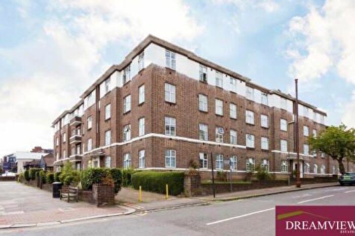 2 Bedroom Flat For Sale In Windsor Court, NW11
