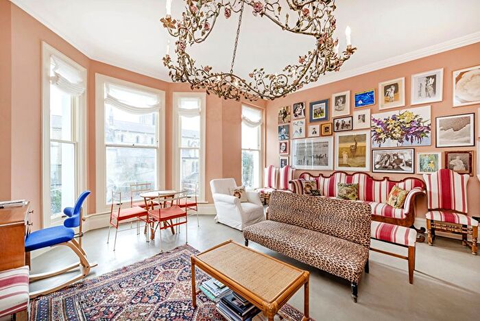 3 Bedroom Flat To Rent In St. James's Gardens, London, W11