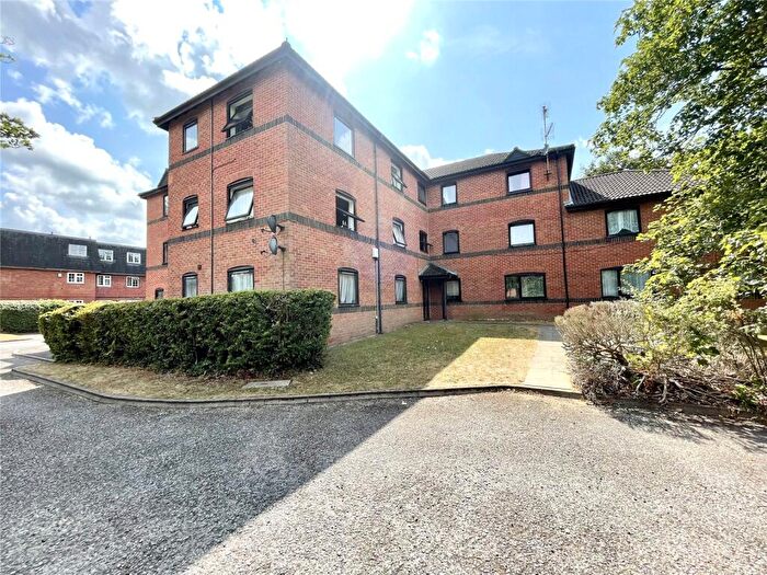 2 Bedroom Flat For Sale In Wetherby Gardens, Farnborough, Hampshire, GU14