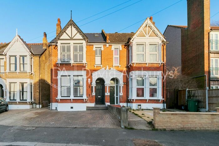 5 Bedroom Semi-Detached House To Rent In Fyfield Road, Walthamstow, London E17