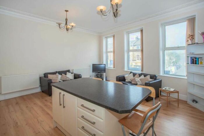 2 Bedroom Flat To Rent In Uxbridge Road, Shepherds Bush W12