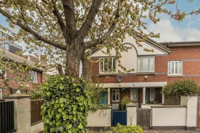 3 Bedroom Flat To Rent In Gloucester Square, Broadway Market, E2