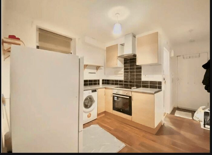 1 Bedroom Flat To Rent In Lower Road, Sutton, SM1