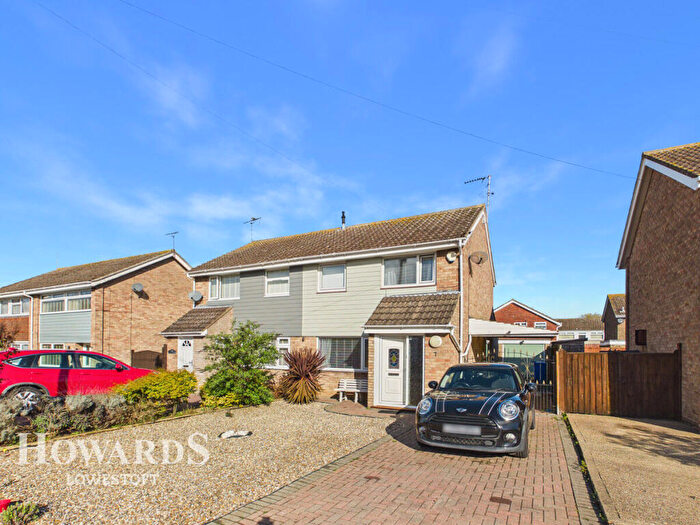 3 Bedroom Semi-Detached House For Sale In Foxglade, Oulton Broad, NR32