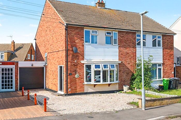 3 Bedroom Semi Detached House For Sale In Thorpedene Avenue, Hullbridge, Hockley, SS5