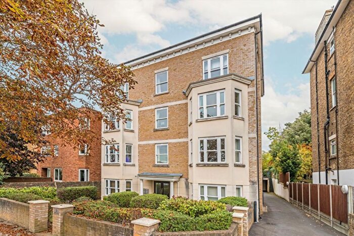 2 Bedroom Flat For Sale In Avenue Elmers, Surbiton, KT6
