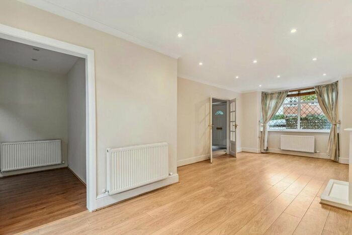 3 Bedroom Semi-Detached House To Rent In Wymering Road, London, W9