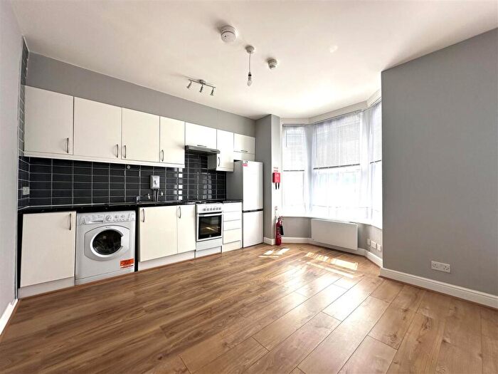 2 Bedroom Apartment To Rent In Sydney Road, Turnpike Lane, N8