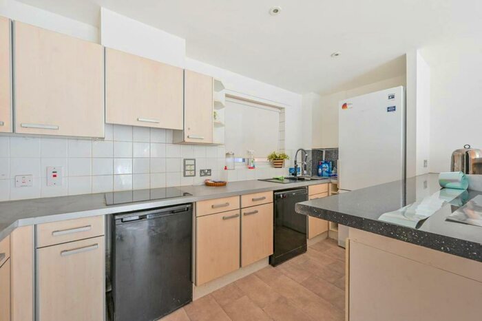 3 Bedroom Flat To Rent In Granite Apartments, Stratford, London, E15