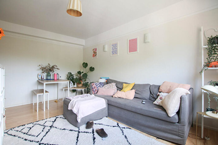 2 Bedroom Flat To Rent In Southborough House, Kinglake Estate, London, SE17