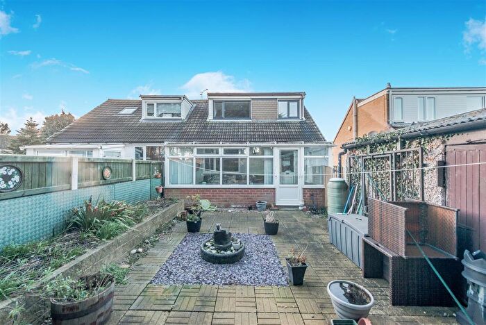 3 Bedroom Bungalow For Sale In Castle Ings Drive, Leeds, LS12