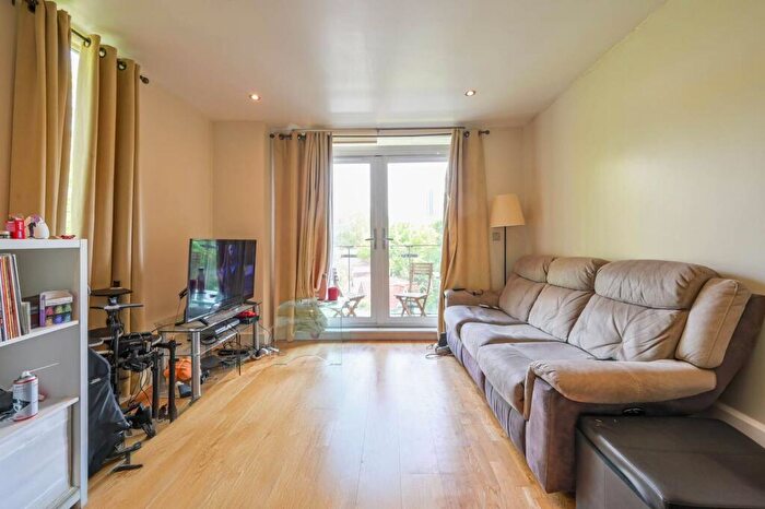 2 Bedroom Flat For Sale In Wharf Lane, Limehouse, London, E14