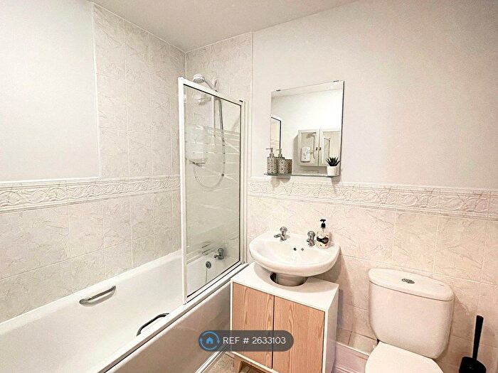 2 Bedroom Flat To Rent In Adlington Place, Poynton, Stockport, SK12