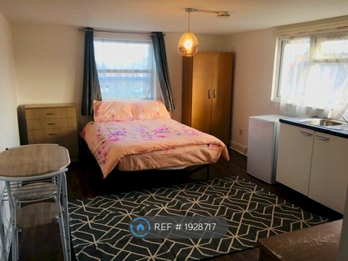 Studio To Rent In St. Pauls Road, London, N17