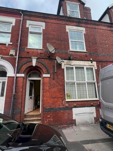 5 Bedroom Semi-Detached House To Rent In Cliff Avenue, Salford, M7