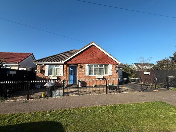 2 Bedroom Bungalow For Sale In Delfzul Road, Canvey Island, SS8